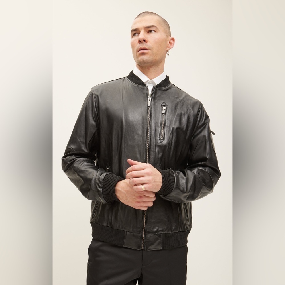 LEATHER BOMBER JACKET - BLACK
Ron Tomson men’s large